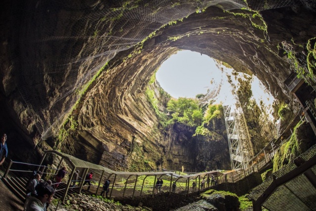 Gouffre Berger Mağarası / Fransa: 1 km derinliğindeki bu çukur dünyanın en ölümcül çukuru olarak adlandırılıyor. Fransa'nın güneyinde yer alan Gouffre Berger Mağarası'nı uğrak yeri haline getiren adrenalin tutkunları ve tırmanıcılar, bu mağaranın ihtişamından gözlerini alamıyorlar. Tabana kadar inmeyi başaranlar tarafından 'yeraltındaki cennet' ismi de takılan Gouffre Berger Mağarası, şimdiye kadar 6 kişinin hayatına mal olmuştur.