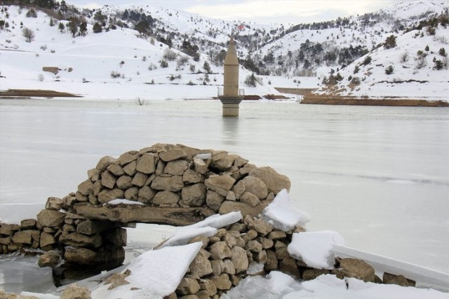 Sivas'taki Pusat Köyü'ndeki barajın yüzeyi soğuk havanın etkisiyle buzla kaplandı. Kar yağışının da etkisiyle su seviyesi önemli oranda artış gösterdiği barajda su tahliyesi yapılmasının ardından su altında kalan köydeki bazı evler ortaya çıktı.