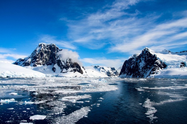 Antarktika: Dünya üzerindeki en büyük kara parçalarından biri olsa da ziyaretçi sayısı 4000'i geçmezken kimse burada kalıcı olarak yaşamamaktadır. Saatte 300km'lik dayanılmaz kasırgaları ve -90°C' lik dondurucu soğuğu, insan yaşamına müsaade etmemektedir. Sadece ülkelerin son derece korunaklı istasyonlarındaki bilim adamları oradaki çetin hayata katlanmaya çalışıyorlar.