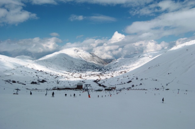 3 – BOZDAĞ
İzmir-Ödemiş'te yer alan Bozdağ, hem kayak merkezi hem de çevre güzellikleriyle ön plana çıkıyor. Merkezde kayak dönemi aralık ayından mart sonuna kadar sürdüğü için kış bitmeden mutlaka ziyaret etmenizi tavsiye ediyoruz. Üstelik ister günübirlik ziyaretleriniz ister konaklamak için tercih edebilirsiniz.