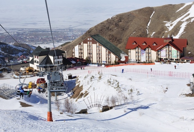 12 – PALANDÖKEN
Erzurum'da kış turizmine büyük bir katkı sağlayan Palandöken kayak merkezi, neredeyse 7 ay boyunca kayak yapmaya uygun olan pistleriyle ön plana çıkıyor. Bu da Palandöken'i kış bitmesini istemeyenler için en uygun rota haline getiriyor. Kayak merkezinin hem merkeze hem de havalimanına yakın olması ise ziyaretçiler için oldukça avantaj sağlıyor.