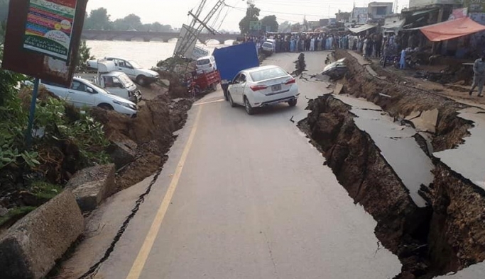 Pakistan'da şiddetli deprem: Çöken yollar arabaları yuttu