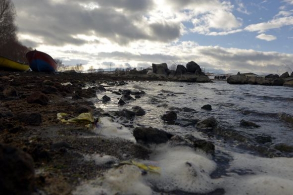 Akademisyenler, Çıldır Gölü'nde artan kirliliğe dikkat çekti