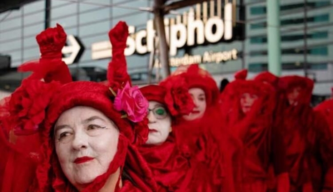 Hollanda'da iklim protestocuları havaalanını işgal etti
