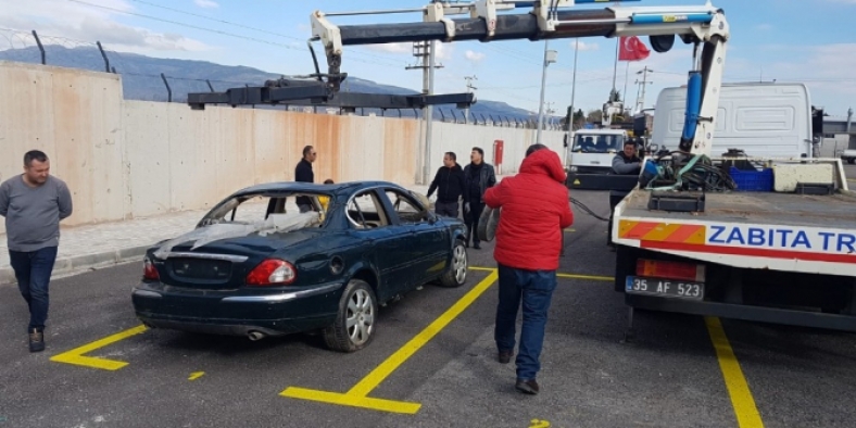 İzmir’de hurda araçlar artık otoparka çekiliyor