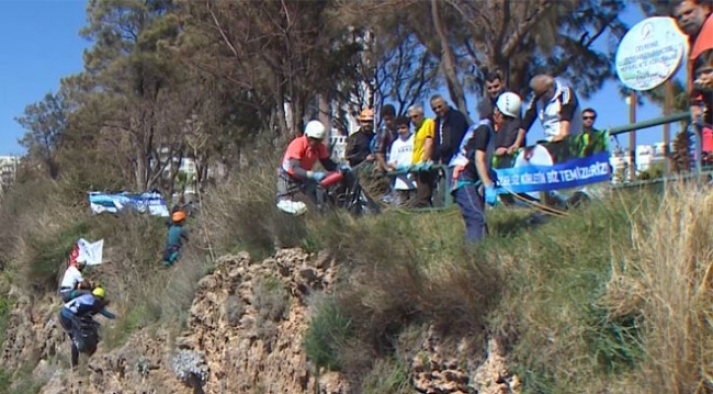 Antalya'da gönüllü dağcılar 300 torba çöp topladı