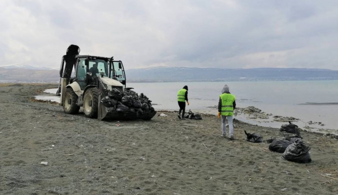 Vangölü sahillerinde 100 ton atık çöp toplandı