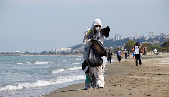 Atıklardan kıyafet yapıp sahildeki çöpleri topladılar