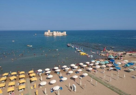 Doğu Akdeniz’in önemli plajlarındaki mavi bayraklar yenilendi