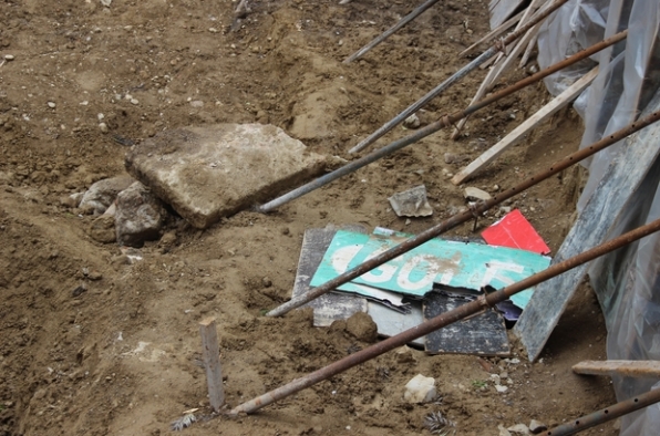 İzmir’de inşaat kazısında 2 bin yıllık altın taç ve mezar kalıntıları bulundu