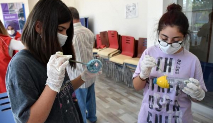 Atık plastiklerden kuşlar için suluk ve yemlik yapıp ağaçlara astılar