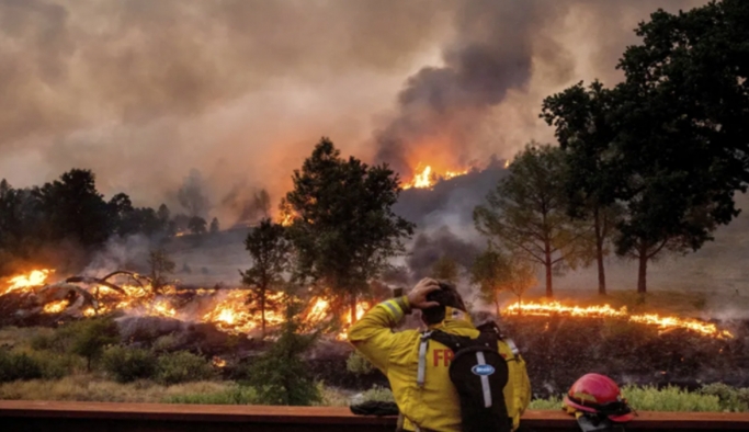 California'da orman yangınları nedeniyle 6 kişi hayatını kaybetti, 100 bin kişi evini terk etmek zorunda kaldı