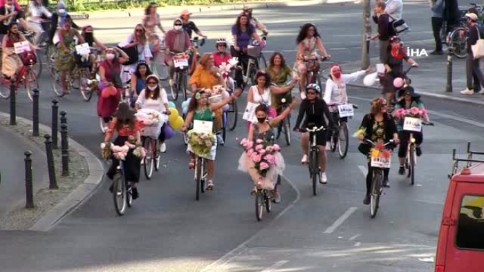 İzmir'den Berlin'e uzanan "Süslü Kadınlar Bisiklet Turu" yapıldı