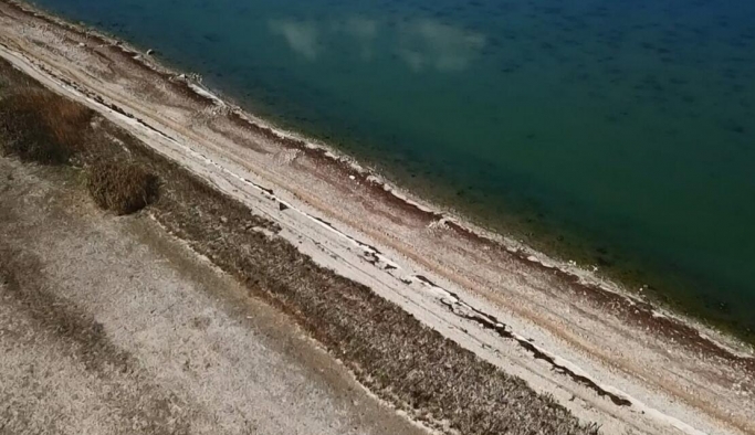 Büyükçekmece Gölü'nde sular çekildi: 1500 yıllık baraj hattı ortaya çıktı
