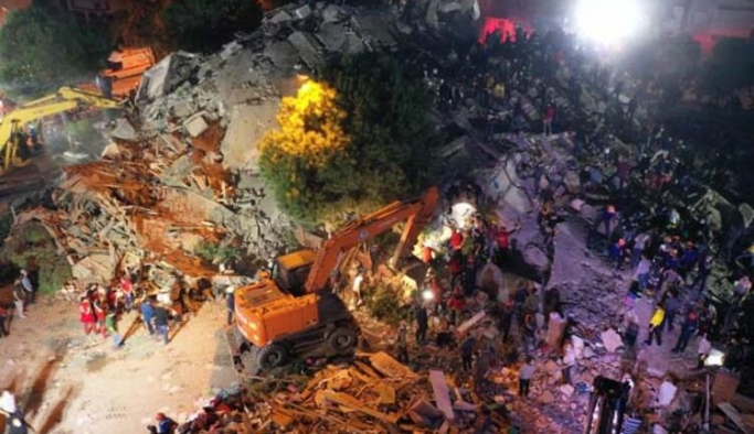 İzmir'de 6.6 büyüklüğünde deprem. 12 can kaybı, 607 yaralı var, 70 kişi kurtarıldı.