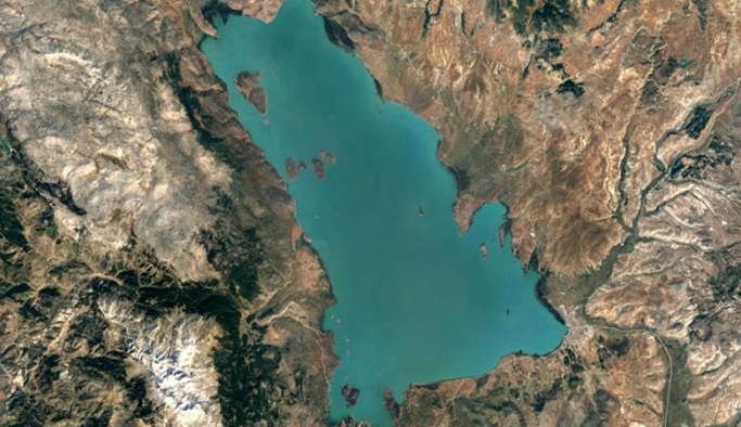 Eğirdir ve Beyşehir'de su seviyesi alarm verdi: Gölün dibi görünüyor