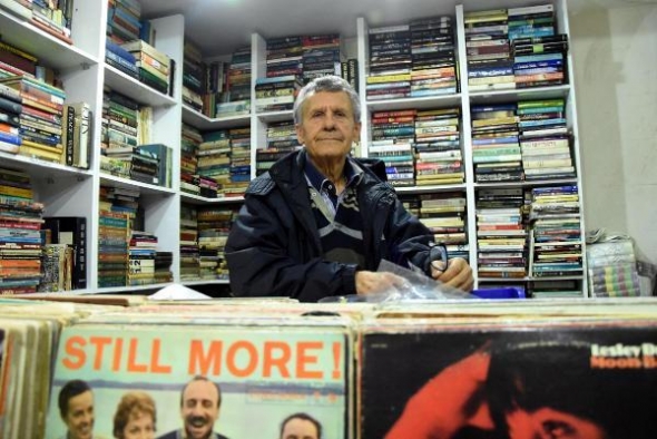 46 yılda sokağa atılan 100 bin kitabı toplayarak dükkan açtı