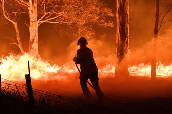 Avustralya'da kontrol altına alınamayan yangın 81 evi küle çevirdi