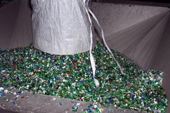 Atık plastik şişelerden elyaf ve polyester şerit üretip, 20 ülkeye satıyorlar