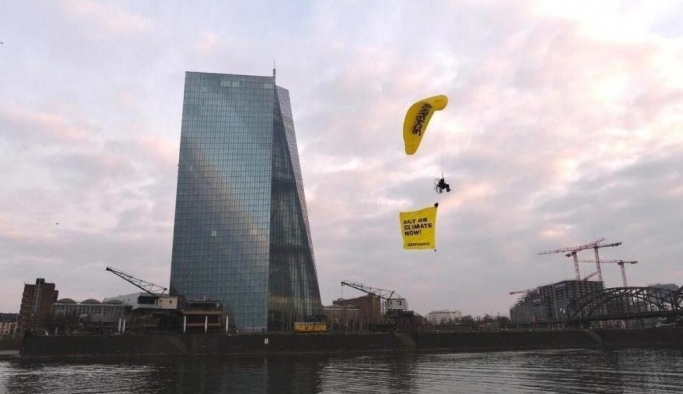 Avrupa Merkez Bankası’nın çatısına “İklim katillerine fon sağlamayı durdur” yazılı pankart açtılar