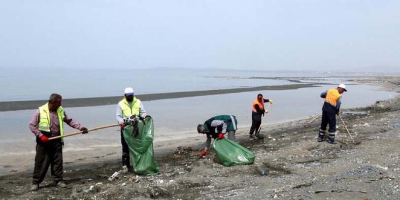 Van Gölü sahilinde 10 ton çöp toplandı