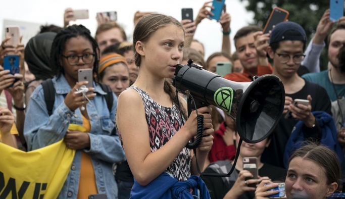 Greta Thunberg mücadelesini anlatacak belgesel çekti