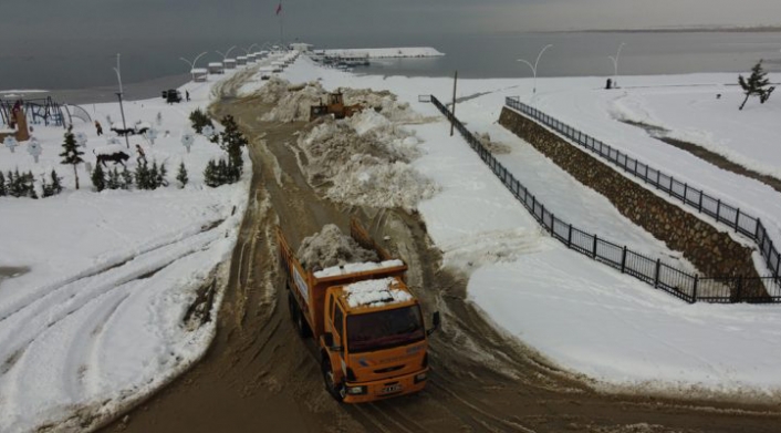 Beyşehir Gölü’ne kamyonlarla kar dökülüyor