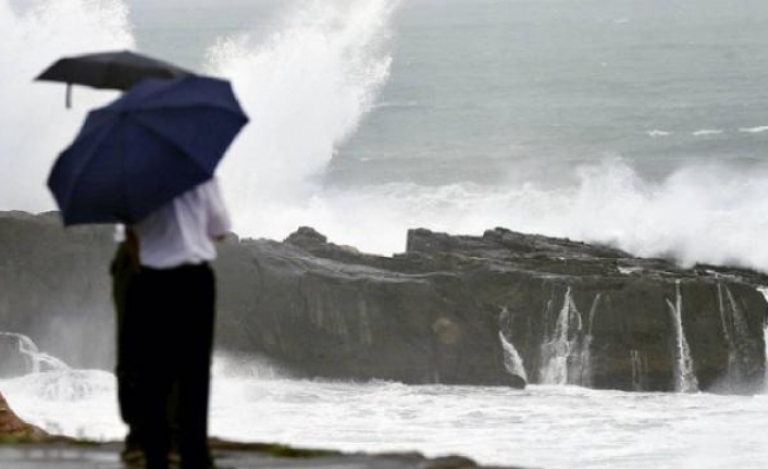 Hong Kong'da Rai Tayfunu alarmı