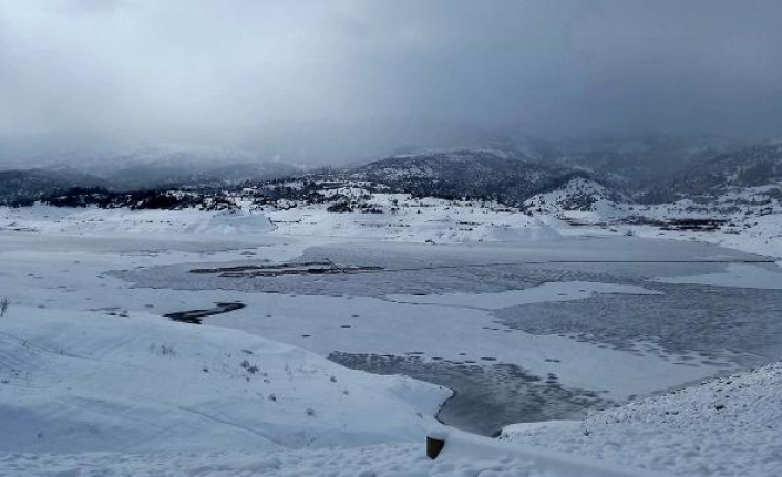 Antalya'daki Çayboğazı Barajı 15 santim kalınlığında buz tuttu