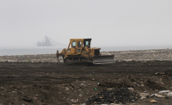 Çevre felaketinin yaşandığı sahilde temizlik çalışması başlatıldı