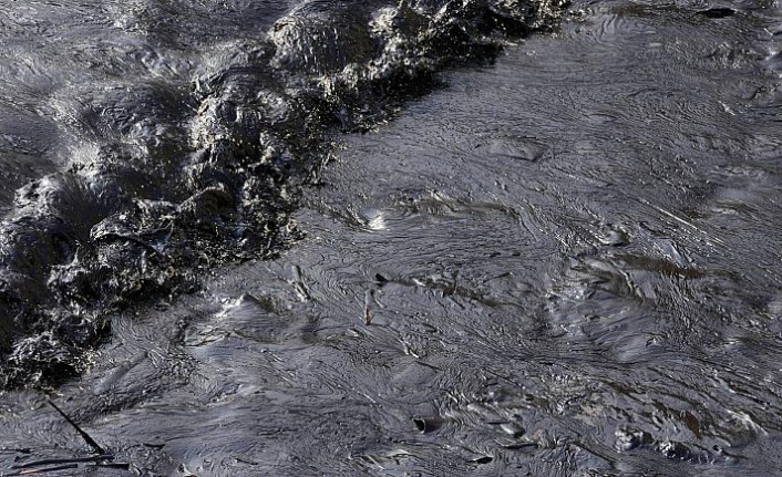 Tsunamiye yakalanan tankerden sızan petrol Peru sahillerine vurdu