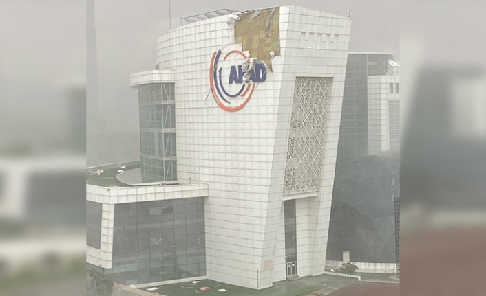 Ankara'daki fırtınada AFAD binasının duvarı uçtu