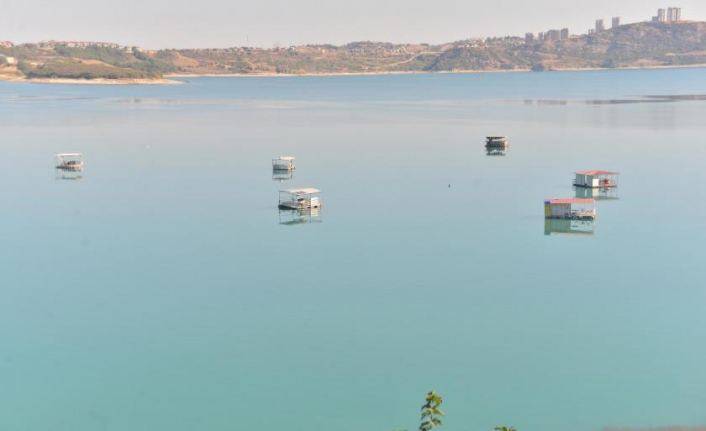 Seyhan Baraj Gölü'ndeki duba üstü barakalar, kıyıya çekilmeye başlandı