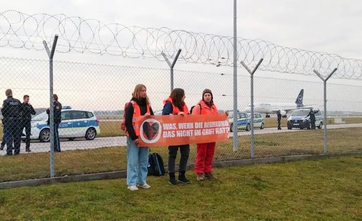 İklim aktivistleri Almanya’da kendilerini uçak pistine yapıştırdı