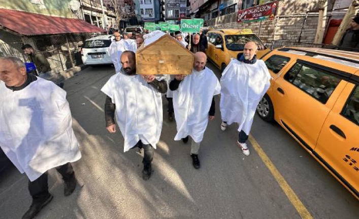 Tunceli'de çöp tesisine karşı çıkan köylülerden kefenli tabutlu protesto