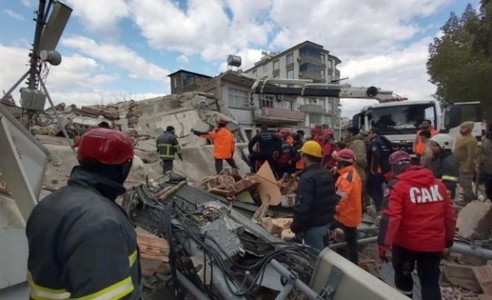 Osmaniye’de deprem: 4 katlı bina yıkıldı