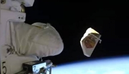 Astronot uzaya çöp atarken görüntülendi!