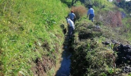 Alanya Hizmet Birimi'ne bağlı ekipler sulama kanallarını temizliyor