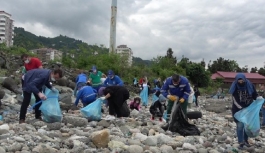 Rizeliler Dünya Çevre Günü kapsamında sahili baştan aşağı temizlediler