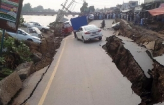 Pakistan'da şiddetli deprem: Çöken yollar...