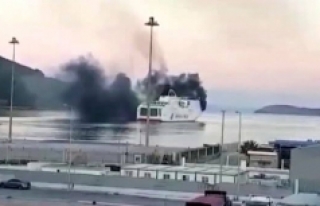 Yunanistan’da feribot yandı: 613 yolcu tahliye...