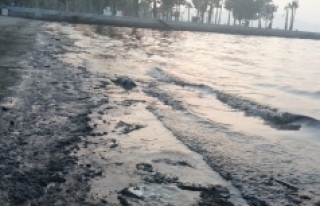 İzmir'de denize petrol türevi atıklar sızdı!