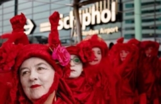 Hollanda'da iklim protestocuları havaalanını...