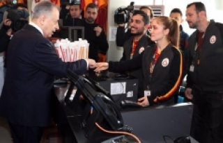 GS Başkanı Mustafa Cengiz, depremzedeler için alışveriş...