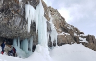 Van'daki buz şelalesi dağcıları bekliyor