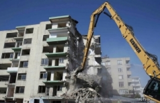 İzmir'deki yatık binalarda yıkım başladı