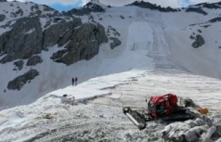 İtalya’da Alpler, karın erimesini önlemek için...