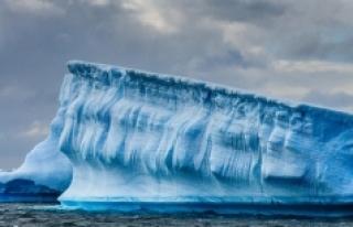 Dünyanın en büyük buzdağının uzaktaki bir adaya...