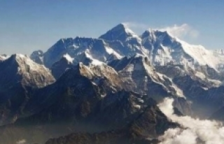 Everest’in zirvesinde mikroplastiklerle kaplı kar!