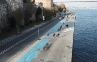 İstanbul'daki mavi boyalı bisiklet yolunda...